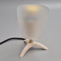 Kleine Tischlampe mit Dreibeinfuß & geriffeltem Acrylschirm