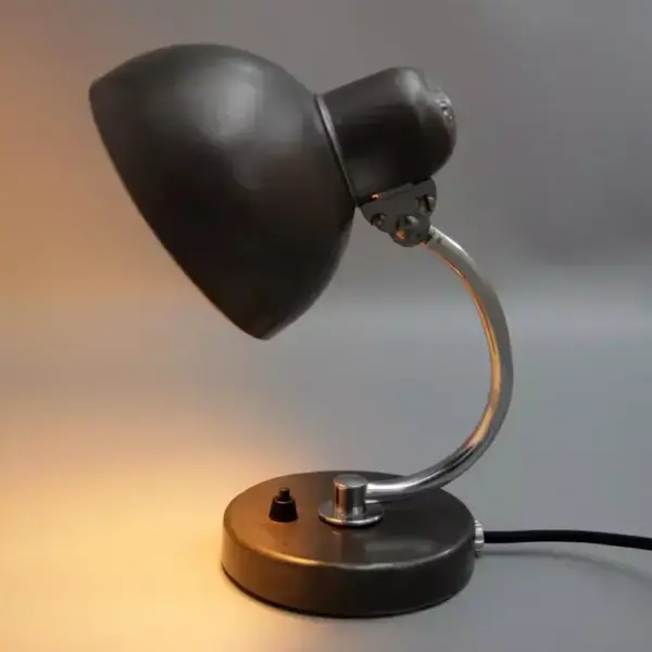 Kaiser Idell 6722-T Baby Dell Tischlampe von Christian Dell mit geprägtem Dom. Restauriertes Vintage-Original der 1950er für Designliebhaber und Sammler.