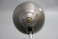 Kaiser Idell 6722-T Baby Dell Tischlampe von Christian Dell mit geprägtem Dom. Restauriertes Vintage-Original der 1950er für Designliebhaber und Sammler.