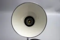 Kaiser Idell 6722-T Baby Dell Tischlampe von Christian Dell mit geprägtem Dom. Restauriertes Vintage-Original der 1950er für Designliebhaber und Sammler.